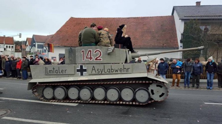 Fasching in Ilmtal mit Anti-Asyl Panzer