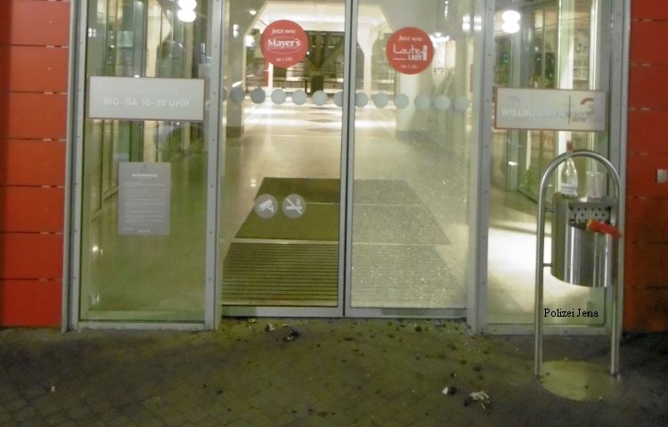 Jena: Glastür an GoetheGalerie eingeworfen