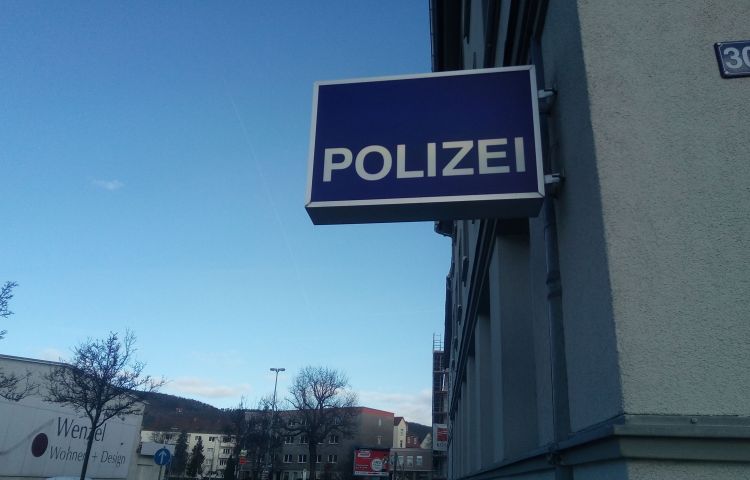 Jena: Betrunkener randaliert an Haltestelle und schmiert Hakenkreuz in Zelle