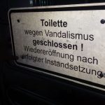Schild an Paradies Toilette gesperrt Vandalismus privat thib24.de