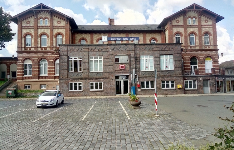Jena: Fassade des Westbahnhof wird aufgefrischt