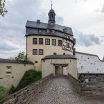 1200px-Schloß_Burgk_Wehranlagen_am_äußeren_Ringgraben_III
