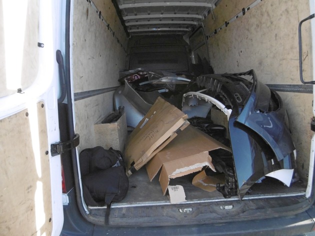 Jena: Transporter mit wahrscheinlich gestohlenen Autoteilen angehalten