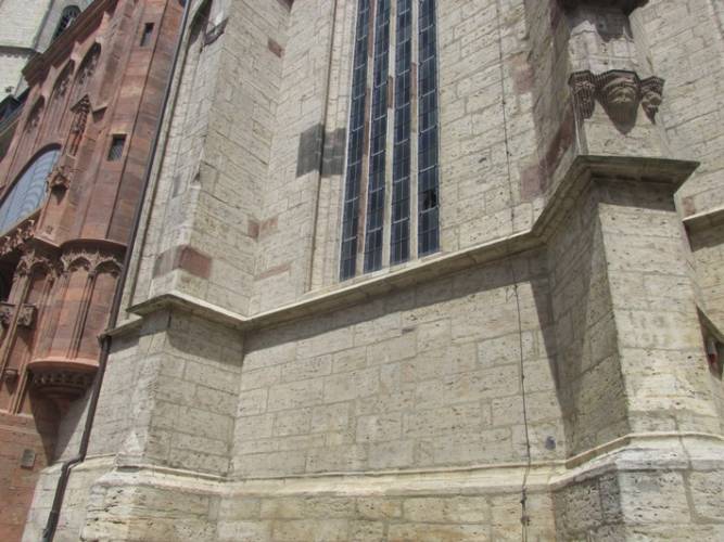 Jena: histortische Fensterscheiben der Stadtkirche eingeworfen