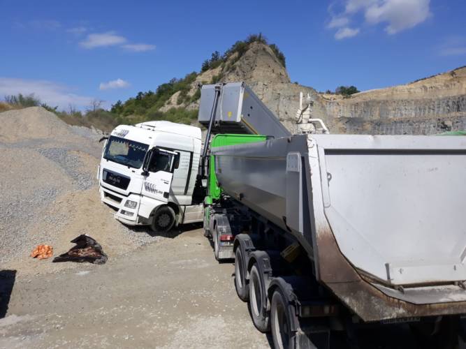 Steinbruch Steudnitz: LKW-Fahrer stoppt die Maschine eines beußtlosen Kollegen