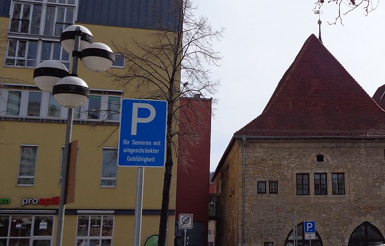 Jena: Falsche Verkehrszeichen irritieren Parkende auf dem Eichplatz