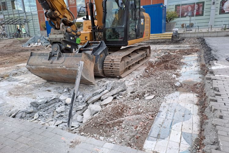Jena: Wieder freigelegtes Brunnenbecken auf dem Eichplatz zerstört