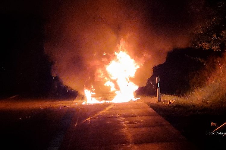 Triptis: Mercedes brennt auf Autobahn komplett aus