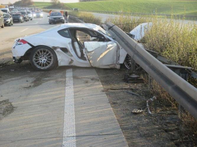 Autobahn A9: Porsche-Fahrer verliert die Kontrolle