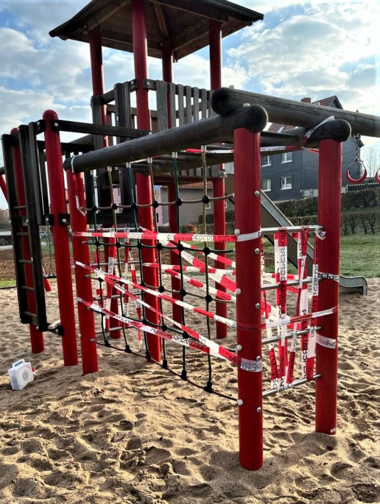 Hausen: Klettergerüst auf Spielplatz angesägt