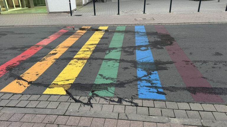 Jena: Regenbogen-Grafik bereits wieder beschädigt