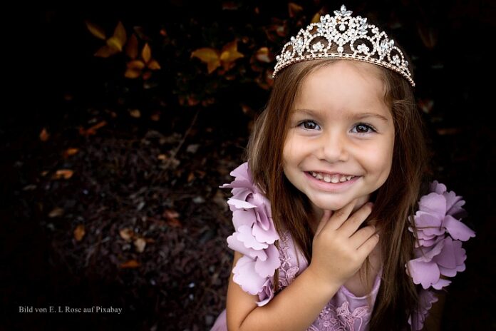 girl-5892287_mädchen kind symbol pixabay Bild von E. L Rose auf Pixabay