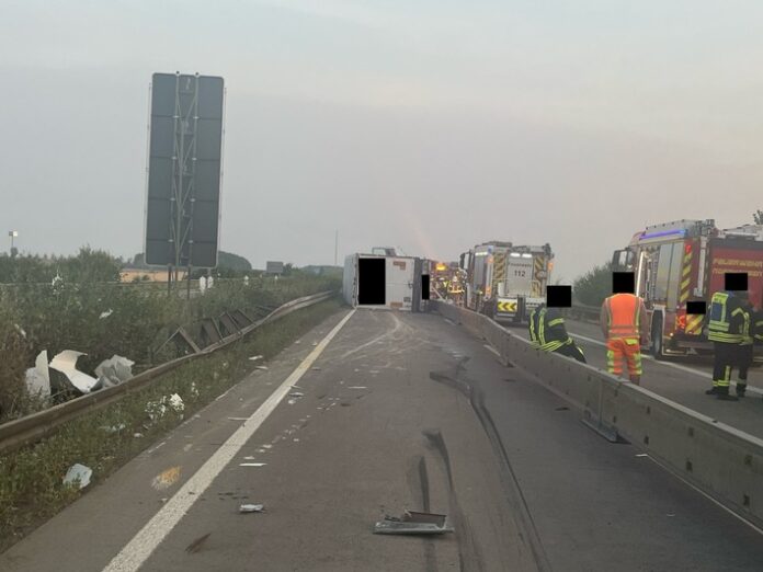 verunfallter Sattelzug im Baustellenbereich