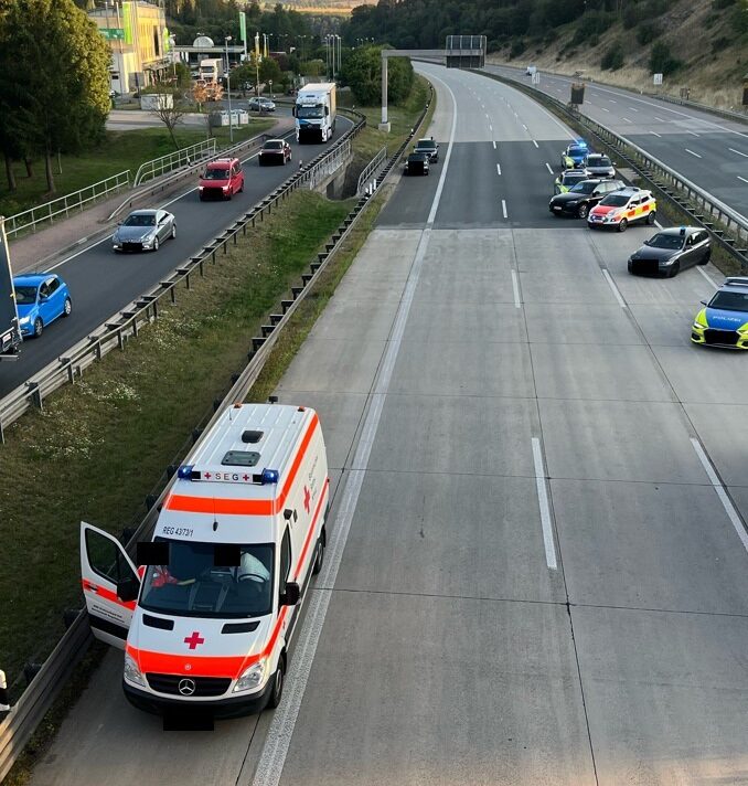 Verheerender Folgeunfall am Stauende auf der A9 nahe Bad Lobenstein: Rund 34 Verletzte nach Massenkollision