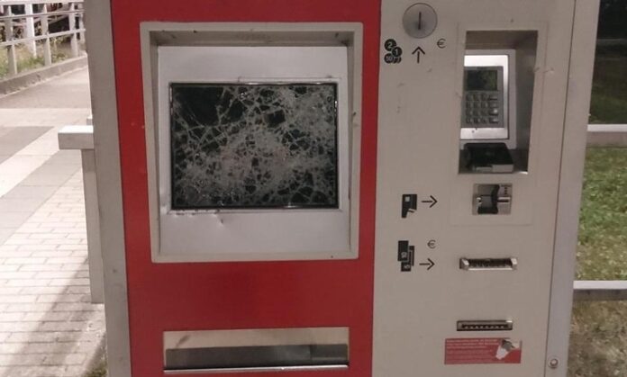 beschädigter Fahrausweisautomat am Bahnhof Stadtroda