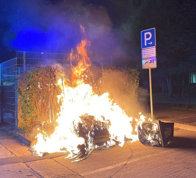 Die Müllcontainer im Vollbrand