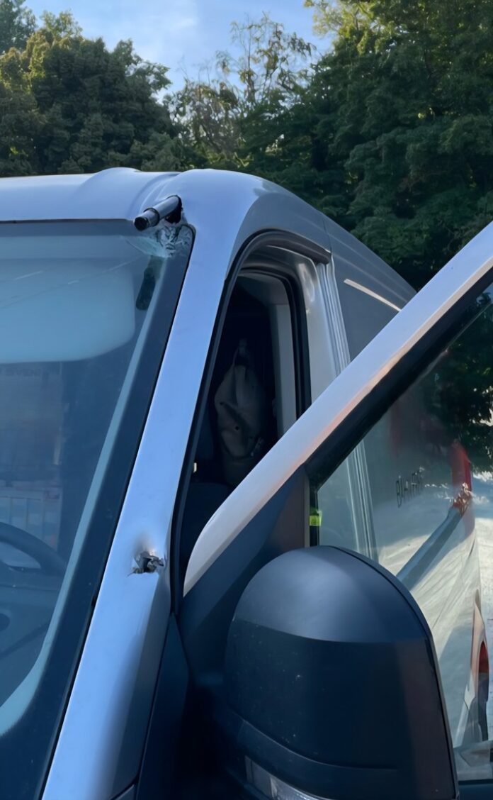 Foto zum beschädigten Kleintransporter mit sichtbarem Schaden.